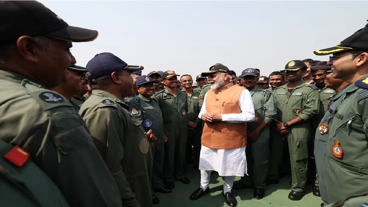 PM Narendra Modi Reached Adampur Airbase And Met The Soldiers : आदमपुर एयरबेस पहुंचे पीएम नरेंद्र मोदी, ऑपरेशन सिंदूर की सफलता के बाद जवानों से मिलकर उनकी बहादुरी को सराहा