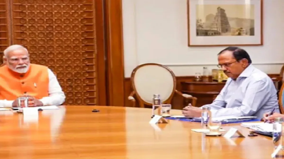 PM Narendra Modi Meeting With NSA Ajit Doval : पीएम नरेंद्र मोदी ने एनएसए अजीत डोभाल के साथ फिर की मीटिंग, क्या पाकिस्तान पर एक और एक्शन की है तैयारी?