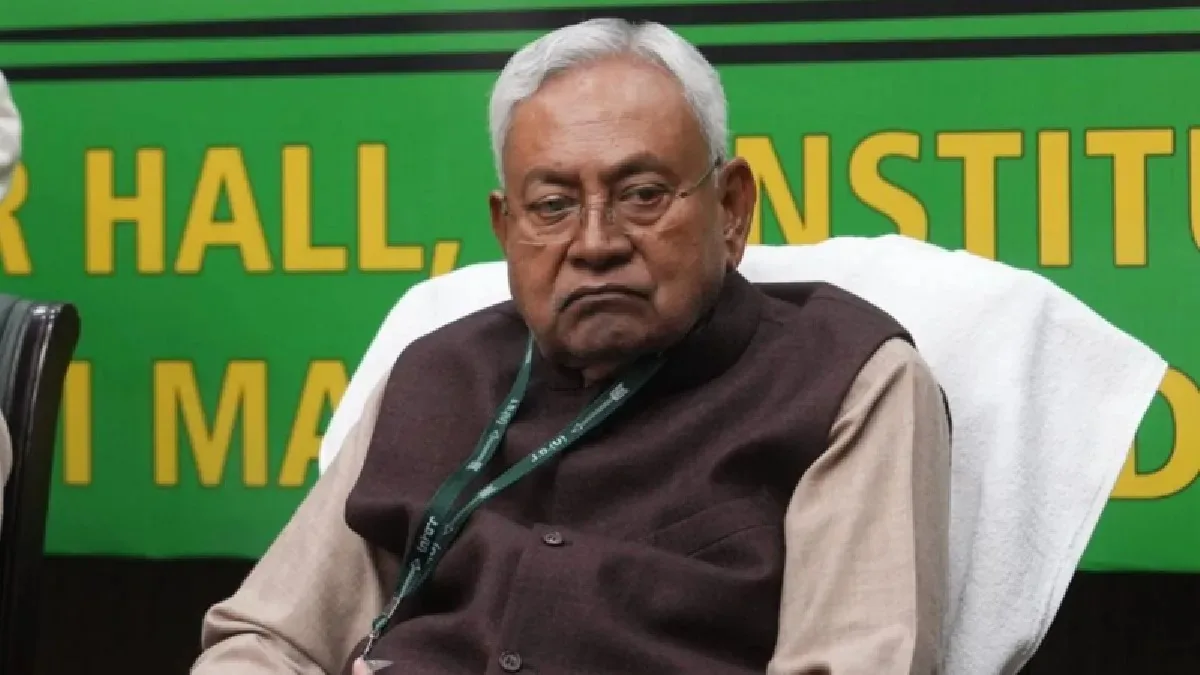 Nitish Kumar’s Strange Behaviour Video Viral : नीतीश कुमार ने आईएएस अधिकारी के सिर पर रख दिया पौधे का गमला, वीडियो वायरल