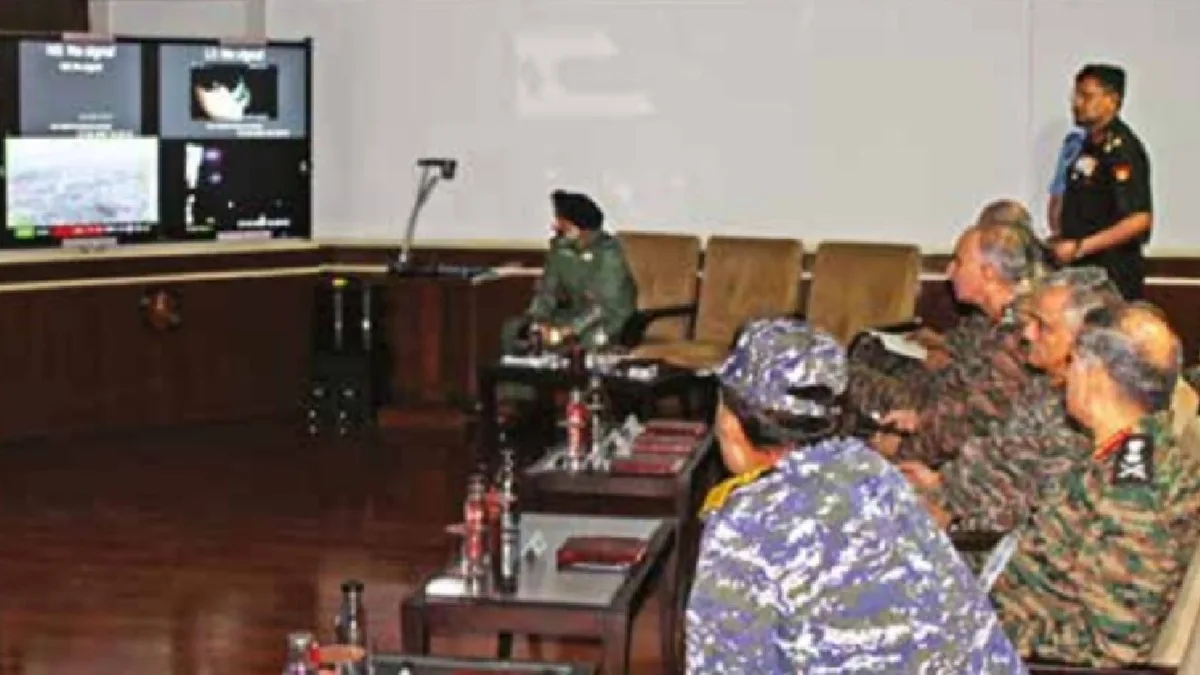 First Pictures Of Service Chiefs Monitoring Operation Sindoor : ऑपरेशन सिंदूर के दौरान भारत की तीनों सेनाओं के प्रमुख कंट्रोल रूम से कर रहे थे निगरानी, जारी हुईं फोटो