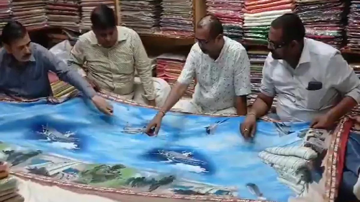 Special Saree On Operation Sindoor: वाराणसी के कारीगरों ने भारतीय सेना के शौर्य को कला में उकेरा, ऑपरेशन सिंदूर पर बनाई स्पेशल साड़ी