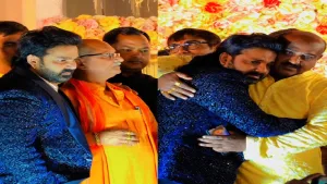स्टेज पर चाचा के सामने इमोशनल हुए पवन सिंह, आँसू गिरा कर दिया इमोशनल