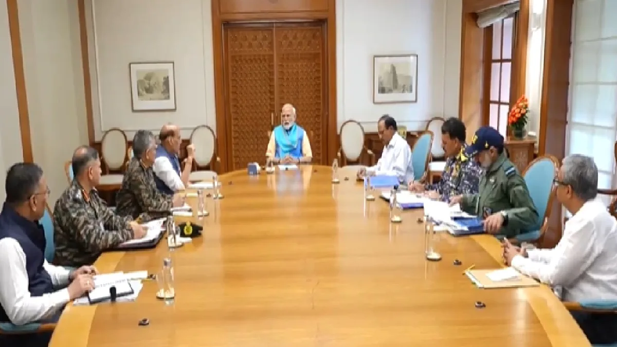 PM Modi Operation Sindoor Meeting: पाकिस्तान के खिलाफ जारी ऑपरेशन सिंदूर की पीएम मोदी ने की समीक्षा, तीनों सेना प्रमुखों के साथ रणनीति पर भी हुई चर्चा