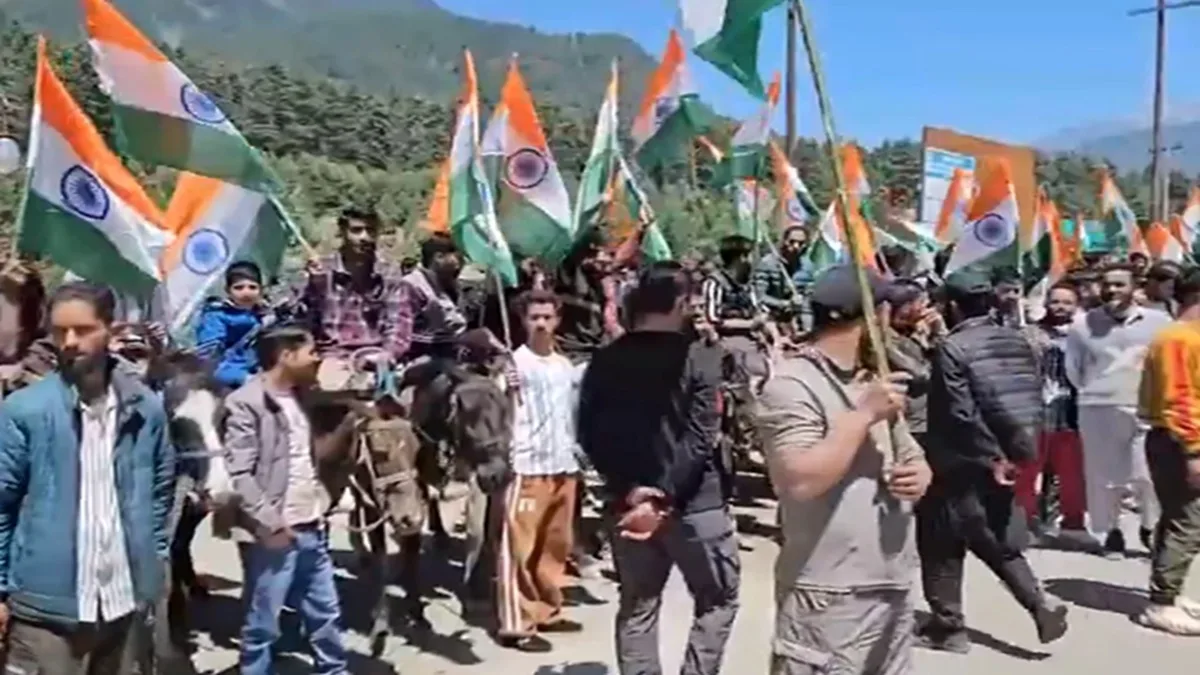 BJP’s Tiranga Yatra : पहलगाम से लेकर अयोध्या तक बीजेपी की तिरंगा यात्रा, हाथों में तिरंगा लहराते लोगों का दिखा जोश