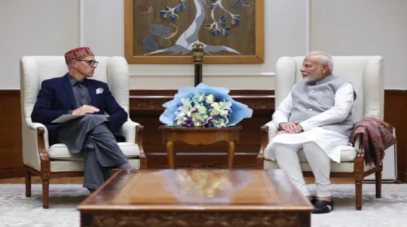 Omar Abdullah Met PM Narendra Modi : पीएम नरेंद्र मोदी से मिले उमर अब्दुल्ला, पहलगाम आतंकी हमले के बाद जम्मू कश्मीर के हालात पर गहन मंत्रणा