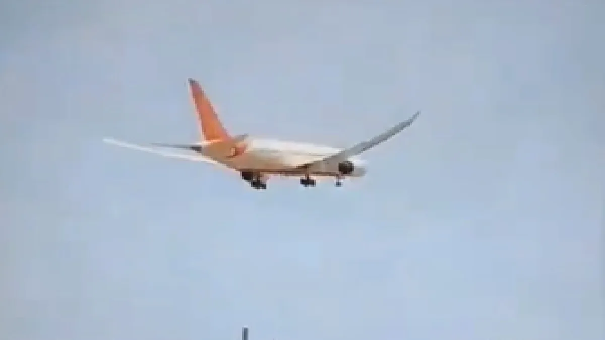 Air India Plane Crash Video: अहमदाबाद से लंदन जा रहे एयर इंडिया विमान के क्रैश होने का वीडियो आया, देखिए किस तरह 242 यात्रियों वाला प्लेन हुआ हादसे का शिकार