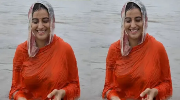 हरिद्वार में गंगा में डुबकी लगा रही हैं अक्षरा सिंह, एक्ट्रेस ने अपनी दीदी संग शेयर की वीडियो
