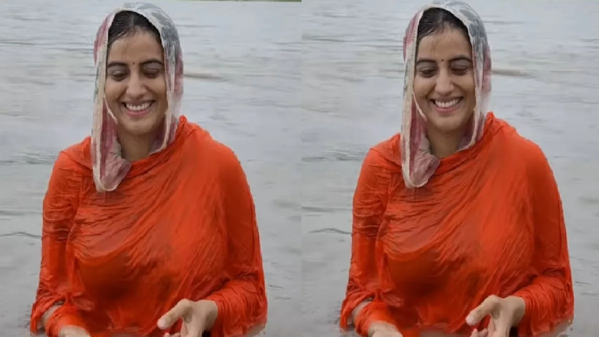 हरिद्वार में गंगा में डुबकी लगा रही हैं अक्षरा सिंह, एक्ट्रेस ने अपनी दीदी संग शेयर की वीडियो