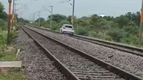 Viral Video Of Car On Railway Track: यूपी की महिला ने तेलंगाना में रेल की पटरी पर दौड़ाई कार!, तमाम ट्रेनों को करना पड़ा डायवर्ट, देखिए Video