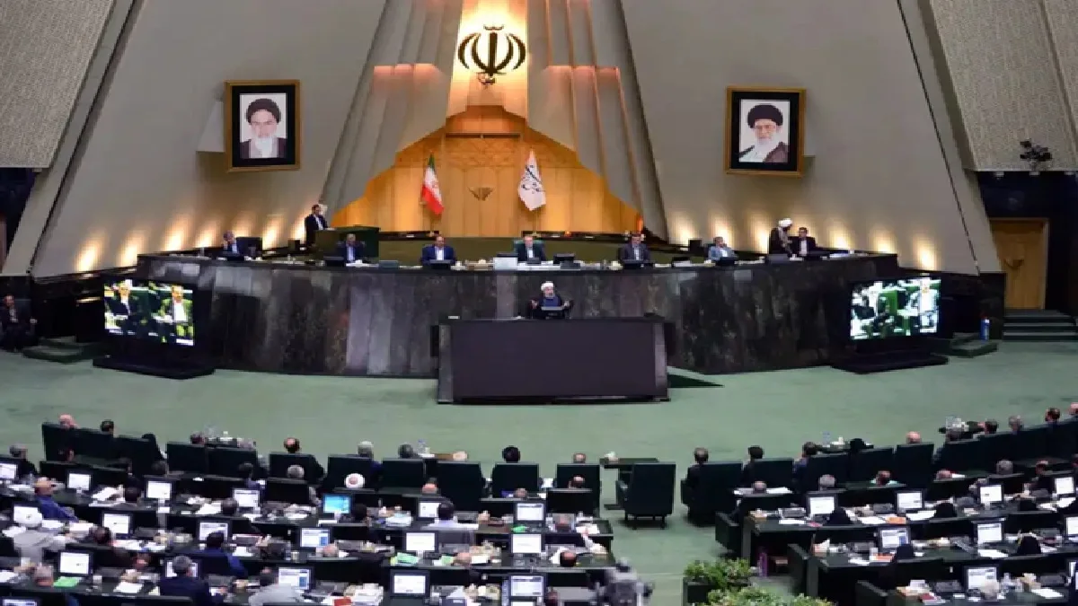 Iran Parliament On IAEA: ईरान की संसद ने आईएईए से सहयोग न करने का प्रस्ताव किया पास, इस्लामी राष्ट्र का परमाणु कार्यक्रम फिर विवाद में घिरने के आसार