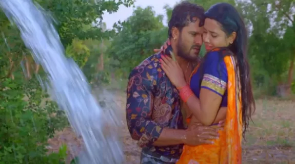 काजल राघवानी के भीगे बदन पर निहाल हुए खेसारी लाल यादव, खेतों में किया मीठा रोमांस