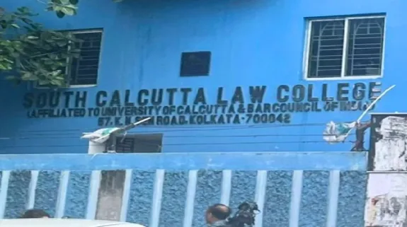 Kolkata Law College Gangrape Case : कोलकाता लॉ कॉलेज गैंगरेप मामले में सिक्योरिटी गार्ड भी गिरफ्तार, मेडिकल रिपोर्ट में पीड़ित छात्रा के साथ दुष्कर्म की पुष्टि