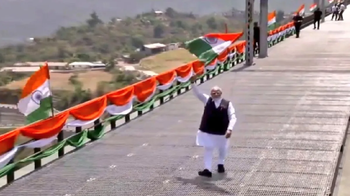 PM Narendra Modi Inaugurated Chinab Railway Bridge : दुनिया के सबसे ऊंचे चिनाब ब्रिज पर पीएम नरेंद्र मोदी ने लहराया तिरंगा, बिना कुछ कहे चीन और पाकिस्तान को दे दिया संदेश