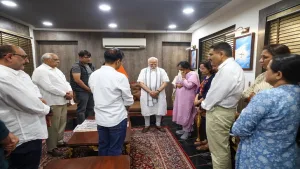 PM Narendra Modi Met Vijay Rupani’s Family : विजय रूपाणी के परिवार से मिले पीएम नरेंद्र मोदी, पूर्व सीएम की मृत्यु के बाद उनके लकी नंबर की हो रही चर्चा