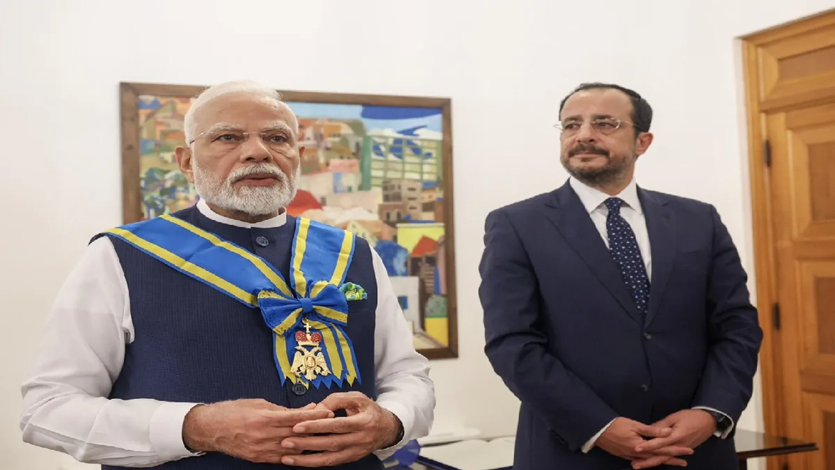 PM Narendra Modi Honoured With Cyprus Highest Civilian Award : पीएम नरेंद्र मोदी को साइप्रस का सर्वोच्च नागरिक सम्मान, राष्ट्रपति निकोस क्रिस्टोडूलाइड्स ने ‘ग्रैंड क्रॉस ऑफ द ऑर्डर ऑफ मकारियोस III’ से नवाजा