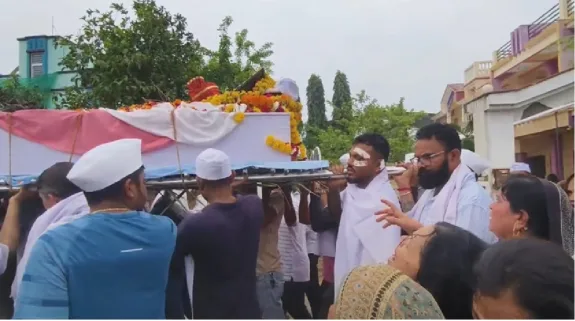 Air India Plane Crash : एयर इंडिया विमान हादसे में एकलौते जीवित बचे यात्री विश्वास रमेश ने भाई की अर्थी को रोते हुए दिया कंधा, वीडियो देख नम हो जाएंगी आंखें