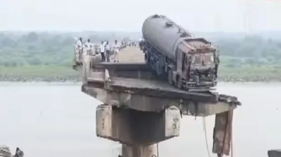 River Bridge Collapsed In Gujarat : पुल से गुजर रही थीं गाड़ियां, अचानक भरभराकर बीच से टूटा, कई वाहन नदी में गिरे, दो लोगों की मौत