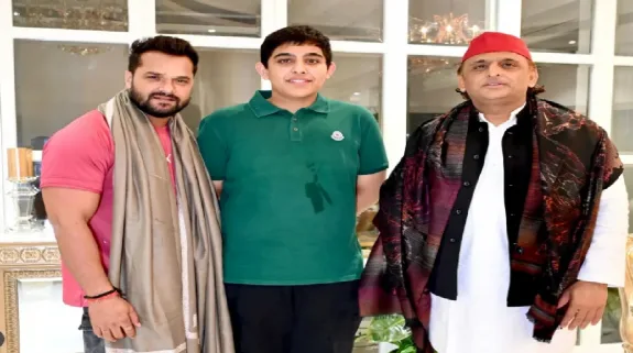 विधानसभा चुनाव लड़ने वाले हैं खेसारी लाल यादव, अखिलेश संग हुई चुनावी चर्चा!