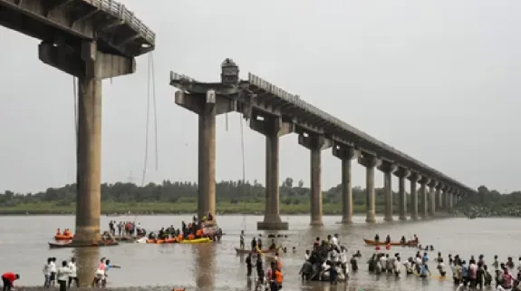 PM Narendra Modi Took Cognizance Of Bridge Collapse In Gujarat : गुजरात में पुल हादसे की घटना का पीएम नरेंद्र मोदी ने लिया संज्ञान, सीएम से की बात, मुआवजे का ऐलान