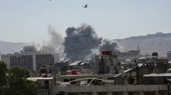 Israel Attacks Syria : इजरायल ने सीरिया पर किया हमला, दमिश्क में रक्षा मंत्रालय और सेना मुख्यालय की बिल्डिंग को बनाया निशाना