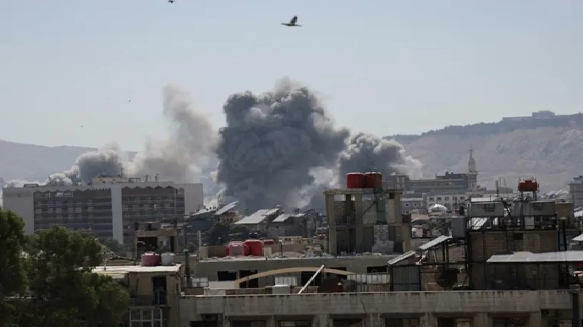 Israel Attacks Syria : इजरायल ने सीरिया पर किया हमला, दमिश्क में रक्षा मंत्रालय और सेना मुख्यालय की बिल्डिंग को बनाया निशाना