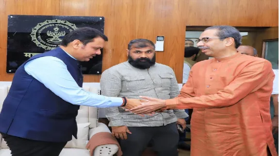 Uddhav Thackeray And Devendra Fadnavis Meeting : उद्धव ठाकरे और देवेंद्र फडणवीस की मुलाकात, महाराष्ट्र की राजनीति में हलचल, सीएम ने कल ही दिया था ऑफर